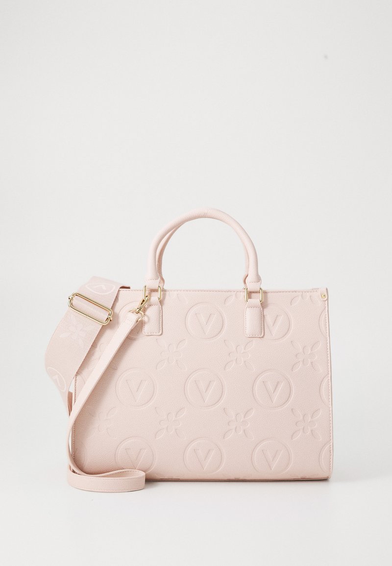 Sac à main texturé rose avec des motifs floraux et de logo embossés, des poignées doubles, une bandoulière détachable et des accents en métal doré.