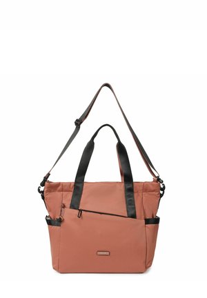 Sac fourre-tout rectangulaire couleur rouille avec poignées noires et bandoulière réglable, poche zippée à l'avant et poches latérales ouvertes.