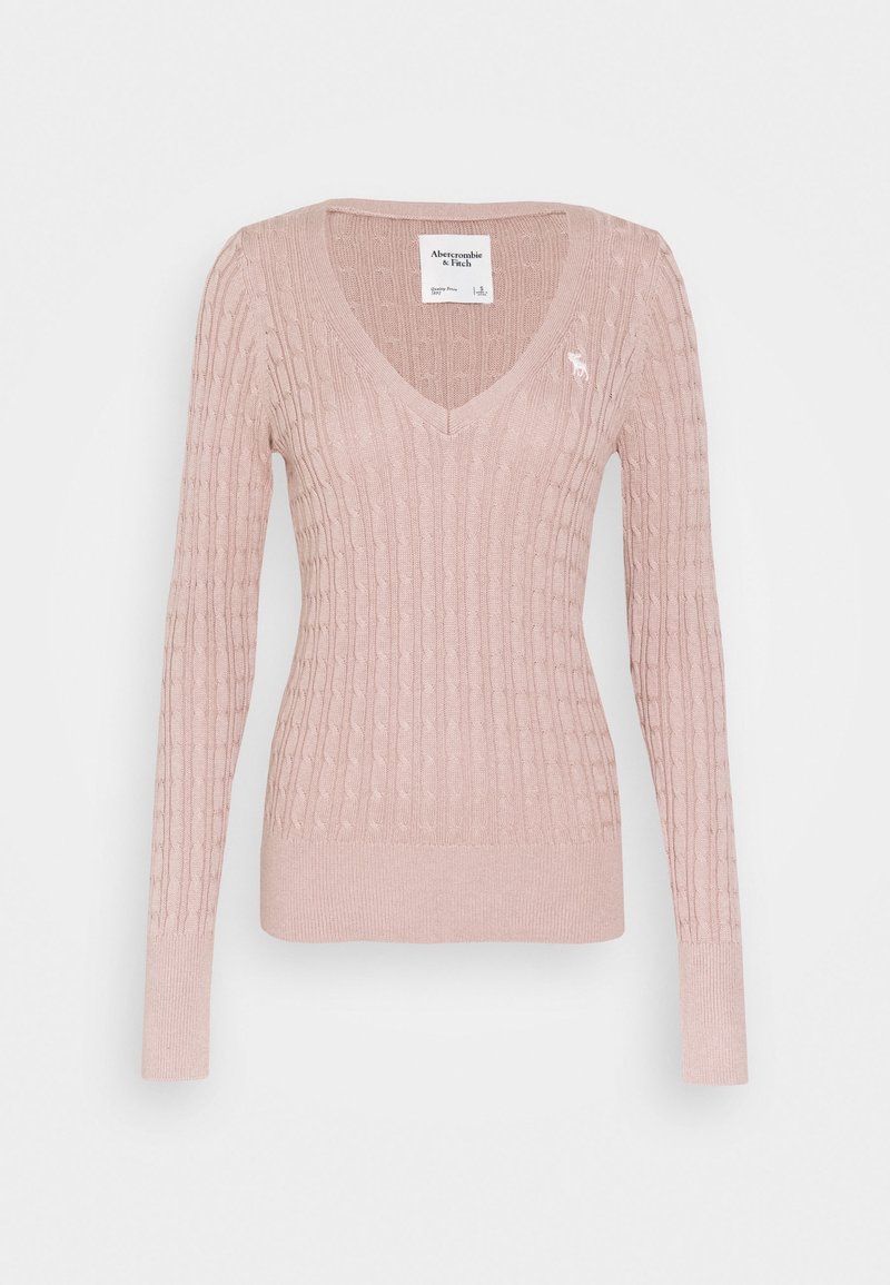 Pull-over en maille torsadée rose pâle, décolleté en V, à manches longues, avec un petit logo brodé blanc sur la poitrine gauche.