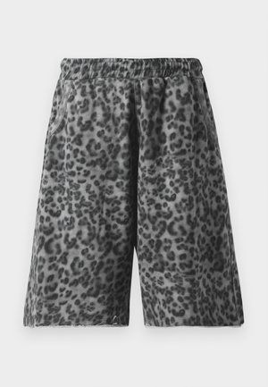 Shorts de leopardo gris con una cinturilla elástica, bolsillos laterales y una tela suave y texturizada. Cortados a la altura de la rodilla con un detalle de dobladillo deshilachado.