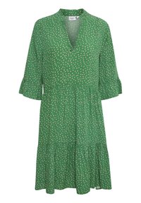 Zelené šaty po kolena s výstřihem do V, krátkými volánovými rukávy a sukni s volánky, která má celoplošný krémový tečkovaný vzor.