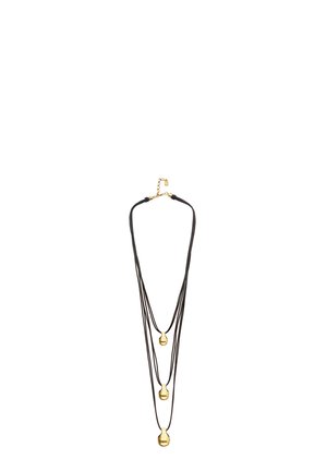Collar negro de múltiples hilos con tres colgantes dorados en forma de gota de diferentes tamaños y un broche ajustable dorado.