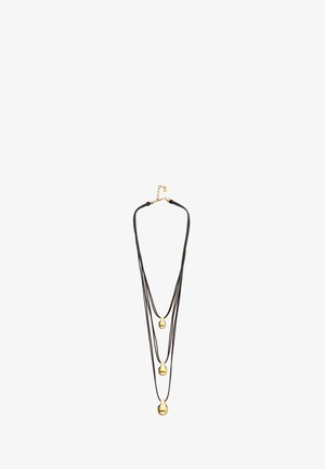 Collier multi-rangs noir avec trois pendentifs en forme de goutte d'or de tailles différentes et un fermoir réglable en or.