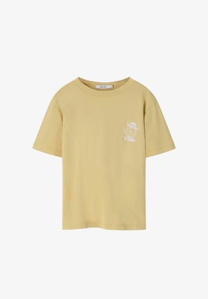 T-shirt à manches courtes jaune clair avec un petit motif blanc représentant un personnage sous un parapluie tenant un verre sur le côté gauche de la poitrine.