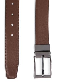 Barna bőrből készült öv sima felülettel, téglalap alakú ezüst fém csattal és több lyukkal a méret állításához. Az végei élesítettek.