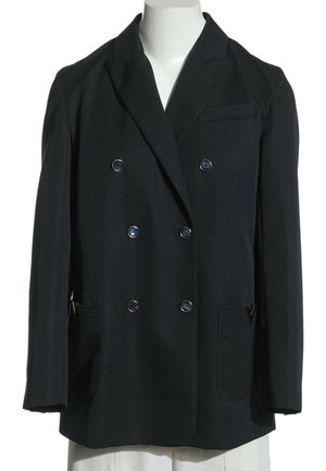 Blazer negro cruzado con seis botones, solapa con muesca, bolsillo en el pecho y bolsillos frontales de parche en un torso de maniquí blanco.