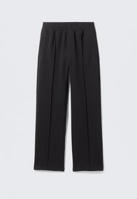 Zwarte wijde pantalon van een gladde stof. Voorzien van een elastische tailleband en twee zijzakken. Gepersonaliseerd ontwerp met plooien aan de voorkant.