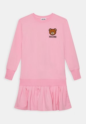 Vestido rosa de manga larga hecho de tela suave, con un dobladillo acampanado con volantes y un diseño bordado de un oso en el pecho con el texto "Moschino".