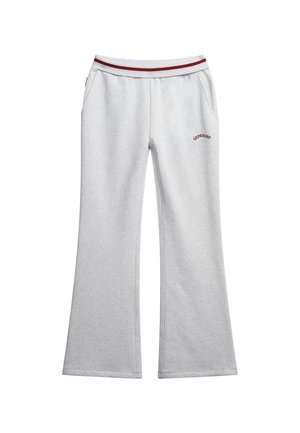 Lysegrå vid-siddende sweatpants med sidelommer, elastik i taljen med bordeauxstriber og "Superdry"-logo på venstre lår.