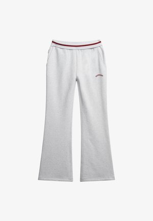 Lysegrå vid-siddende sweatpants med sidelommer, elastik i taljen med bordeauxstriber og "Superdry"-logo på venstre lår.