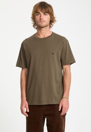 Olijfgroene T-shirt met korte mouwen van zachte katoen. Heeft een ronde hals en een klein zwart logo op de linkerborst.