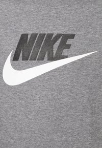 Nike Sportswear TEE FUTURA ICON UNISEX - Camiseta estampada - grey