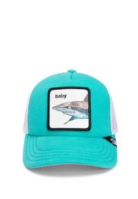 Gorra turquesa con malla en la parte trasera, que presenta un parche rectangular de un bebé tiburón y la palabra "baby" en negrita. Textura suave, correa ajustable.