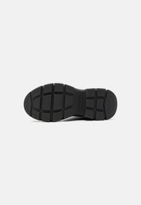 KARL LAGERFELD Botas con plataforma - black