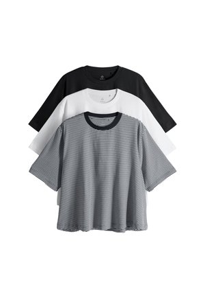 Tre kortærmede t-shirts med rund hals stablet, med sort, hvid og sort-hvide tynde vandrette striber.