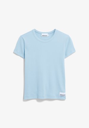 T-shirt bleu clair à manches courtes avec une texture côtelée et un col rond. Présente une étiquette blanche avec le nom de la marque sur l'ourlet inférieur.