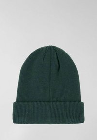 Berretto lavorato a maglia di un verde profondo, con una texture a coste e una risvolto piegato, caratterizzato da sottili linee verticali che si sviluppano lungo il corpo.