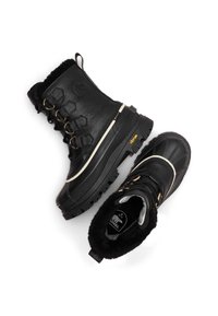 Svarta isolerade vinterstövlar med läderöverdel, gummisula, tydligt mönstrad sula, guldfärgade detaljer och mjukt foder vid kragen.