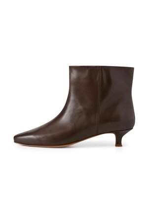 Stivaletto in pelle marrone con punta a punta e tacco kitten basso, caratterizzato da una superficie liscia e una silhouette elegante.