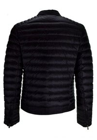 Giacca di piumino nera con cuciture orizzontali, lati con zip e colletto alto. Presenta una texture liscia e lucida.