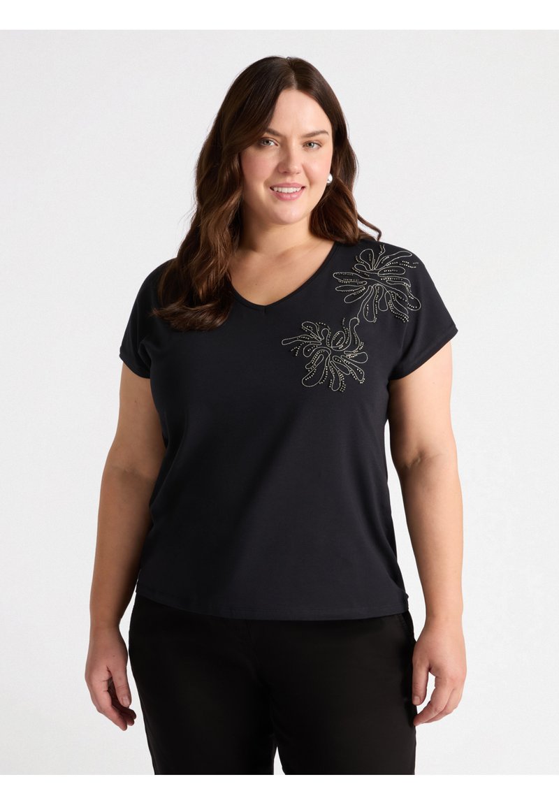 Czarna koszulka polo z dekoltem w serek i krótkim rękawem. Ozdobiona kwiatowymi aplikacjami z koralików na lewym ramieniu. Wykonana z miękkiego, gładkiego materiału.