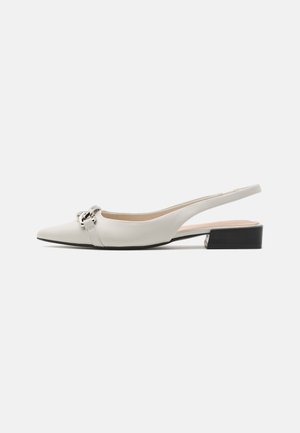 Weißes Leder Slingback-Schuhwerk mit spitzem Zehenbereich, silberner Schnallendetail und niedrigem schwarzem Blockabsatz. Glatte Textur und minimalistisches Design.