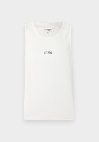 Λευκό αμάνικο ριμπ τοπ με μικρή ορθογώνια ετικέτα που διαθέτει μαύρους αριθμούς και ένα αριθμό 6 μέσα σε κύκλο στο στήθος.