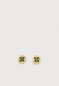 Χρυσά στρογγυλά σκουλαρίκια καρφάκια με τέσσερις πράσινους πολύτιμους λίθους τοποθετημένους σε σχήμα σταυρού. Λείο φινίρισμα με ορατή χαραγμένη επωνυμία.