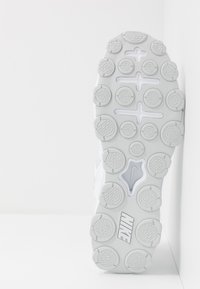 Nike Performance REAX 8 TR - Træningssko - white/pure platinum
