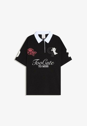 Czarna koszulka polo z białym kołnierzykiem, czerwoną różą na lewej piersi, cherubinem i napisem "GF" na prawej piersi, tekstem "Too Cute To Miss" na środku oraz białymi cyframi na rękawach.
