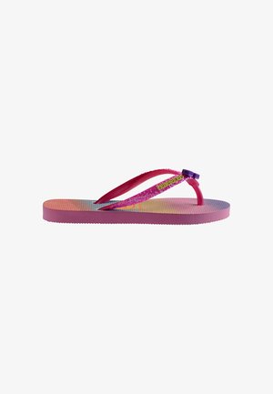 Roze rubberen slippers met een gestructureerde zool en paarse band met een kleine strik en een geel "Havaianas"-logo aan de zijkant.