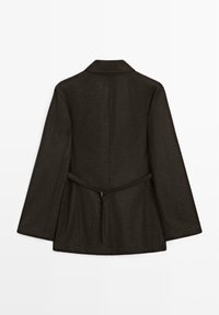 Manteau marron foncé avec un col en pointe, des manches longues et une taille cintrée. Le tissu semble lisse avec une texture subtile. Aucun hardware visible.