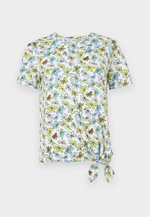 Biele tričko s krátkymi rukávmi a kvetinovým potlačou v modrej, zelenej a hnedej farbe. Má uzlový detail na boku pre zhabaný efekt.