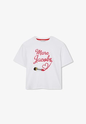Witte katoenen T-shirt met rode geborduurde tekst "Marc Jacobs" en een ontwerp van een lipsticktube met een hartvorm, casual pasvorm.