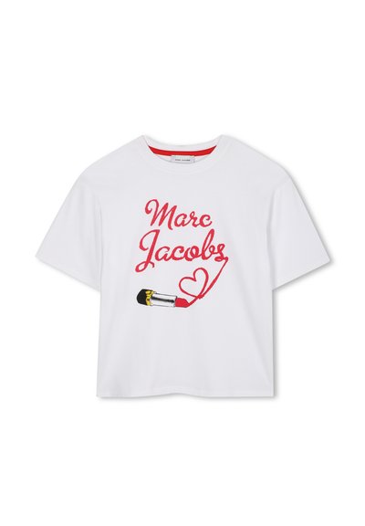 Witte katoenen T-shirt met rode geborduurde tekst "Marc Jacobs" en een ontwerp van een lipsticktube met een hartvorm, casual pasvorm.