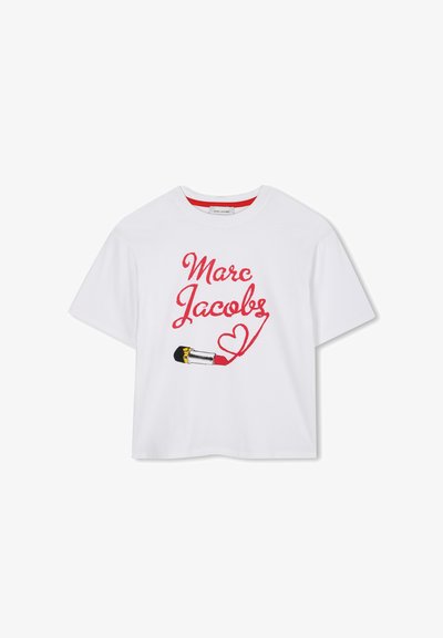 Witte katoenen T-shirt met rode geborduurde tekst "Marc Jacobs" en een ontwerp van een lipsticktube met een hartvorm, casual pasvorm.