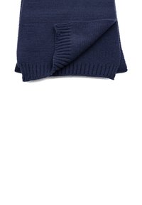 Coperta lavorata a maglia blu navy, con superficie testurizzata, bordi a coste e angolo ripiegato, realizzata in tessuto morbido per garantire calore.