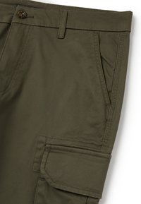 Olivgrüne Cargo-Hosen aus robustem Stoff, mit Knopfverschluss, mehreren Taschen und verstärkten Nähten für langlebige Qualität.