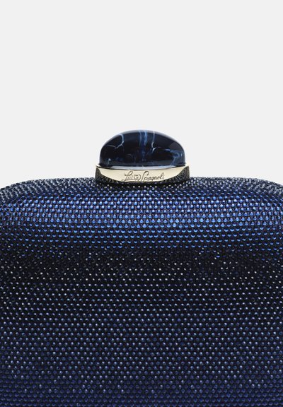 Pochette bleu foncé ornée de perles avec un fermoir arrondi présentant un dessus bleu foncé marbré et une bande métallique gravée.