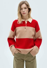 Röd och beige randig stickad tröja med krage och tre knappar, med långa ärmar och en avslappnad passform.