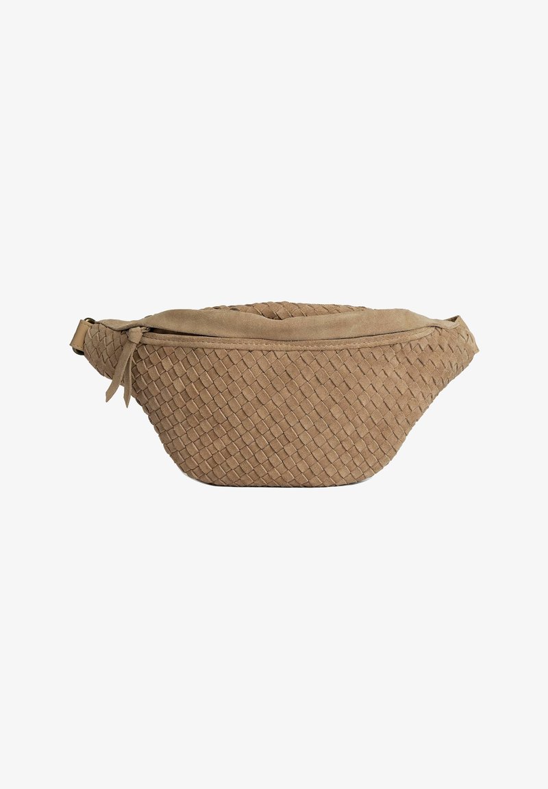 Sac banane en suède tissé marron avec fermeture éclair et sangle réglable sur fond blanc.