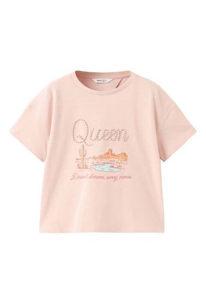 Hellrosa T-Shirt mit kurzen Ärmeln mit dem Schriftzug „Queen“, Wüstenlandschaft und dem darunter gedruckten Text „Desert dreams, sunny scenes“.