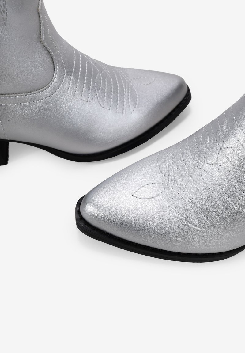 Botas Camperas Para Mujer BOSANOVA - Marrones Con Polaina Y Tachas, Tacón Cubano 7 Cm, Cierre Cremallera