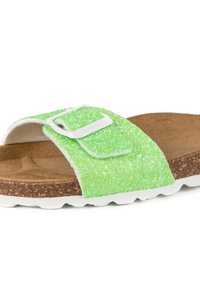 Sandale à glissière en paillettes vertes avec une boucle blanche, semelle en liège et tige texturée. La semelle extérieure en caoutchouc offre traction et confort.