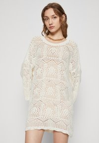 ONLY ONLBEACHIE LIFE LOOSE O NECK  - Vestido de punto - cloud dancer