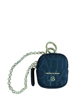 Piccola pochette quadrata nera con testo in rilievo, logo dorato, cerniera e catena dorata con portachiavi attaccati.