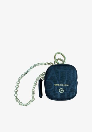 Piccola pochette quadrata nera con testo in rilievo, logo dorato, cerniera e catena dorata con portachiavi attaccati.