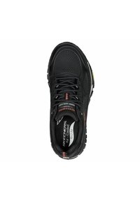Schwarze Sportschuh mit strukturiertem Obermaterial, Schnürverschluss und markierter Einlegesohle. Verfügt über eine dicke Gummisohle für Traktion und Unterstützung.