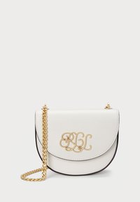 Borsa a tracolla in pelle bianca con pattina curva, tracolla in catena dorata e dettagli a monogramma embossati. Bordo a contrasto e texture liscia.