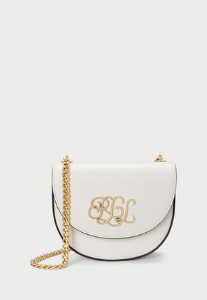 Sac en cuir blanc porté en travers avec un rabat courbé, une bandoulière en chaîne dorée et un détail en monogramme embossé. Bordures contrastées et texture lisse.